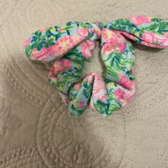 Lilly Pulitzer Accessories - 🔹NWOT🔹LILLY PULITZER SCRUNCHIE🔹NEVER USED🔹